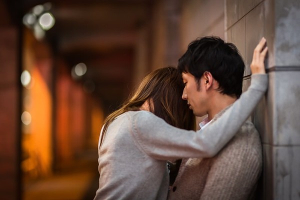 【悲報】飲み会中に職場のババア先輩（34）に抱きつかれてキスされそうになった結果www