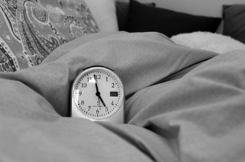 月の半分以上遅刻するくせに、クビにならない社員がいた。上司「毎日モーニングコールしてやれ。これも仕事だ」他の社員達「耐えられません。辞めます」→結果…