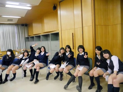 【画像】慶應女子高校のスカート、短すぎる…