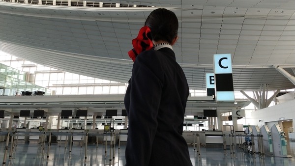 【画像あり】格安航空のCAさん、さすがに下品すぎるwww
