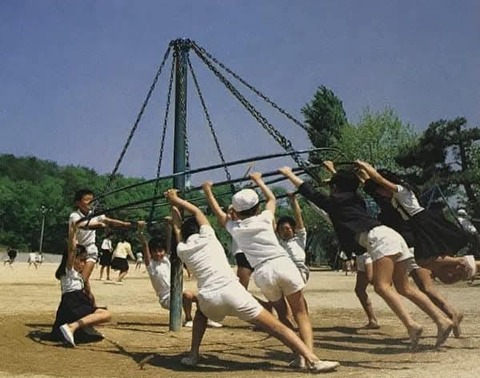 【画像】昭和の公園遊具、危険すぎるwww
