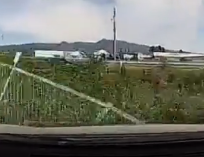 【動画】女さん、田舎道でバリケードをぶち破り川に落ちるwww