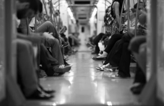 電車で座ってたら。女「障害持ちの妊婦です(マタニティマークと手帳スッ」私「私も持病があって…立つのは辛いです(ハートプラスマークスッ」→結果…