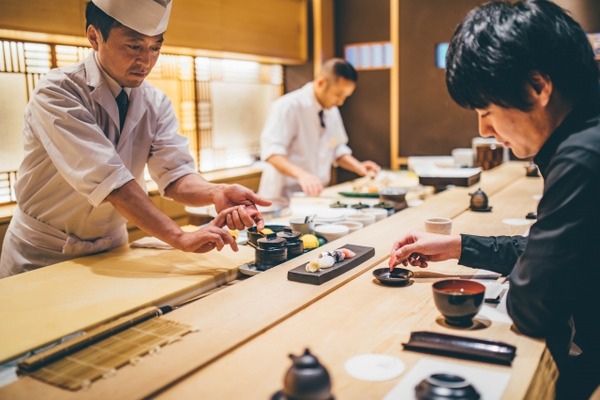 【悲報】高級お寿司屋さん「ウチは勝ち組のための社交場です。一般人が金貯めて来る店じゃないです…。」←これｗｗ