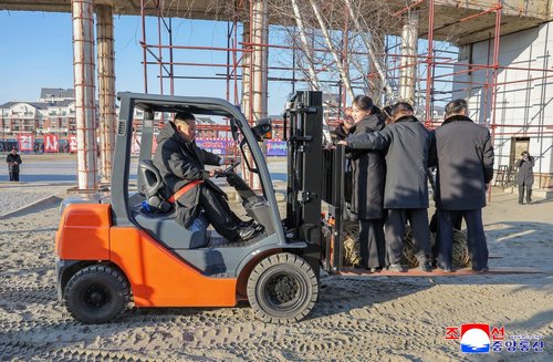 【画像】おじいちゃん、2歳の孫をフォークリフトのツメに乗せて走らせる遊びを思いついてしまう