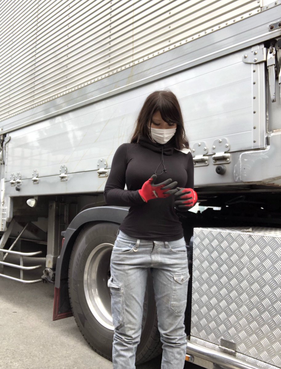 【画像】とんでもないおっぱいのトラックドライバー現る！