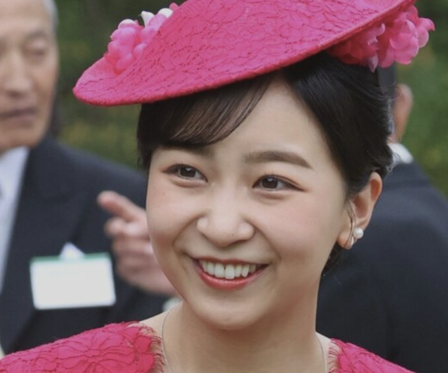 【画像】ひょっこり佳子さま、可愛すぎるwww