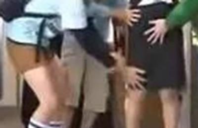 【画像】性に目覚めたエ□ガキ集団、電車内でド派手に痴.漢してしまう…