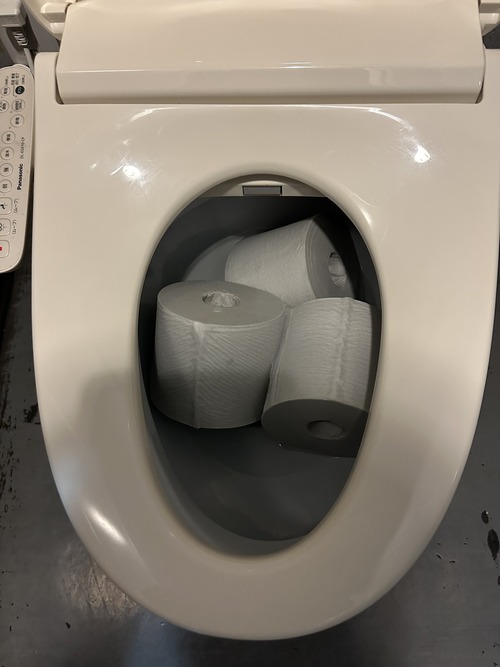 【悲報】弱者男性、男子トイレで迷惑行為→さすがに酷すぎると話題にwww