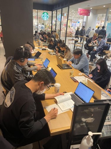 【画像】スタバ、大人の自習室だった