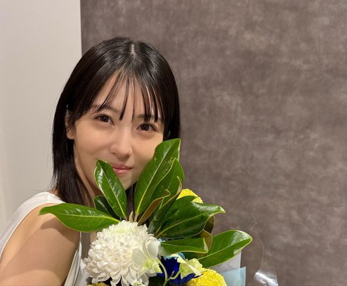 【悲報】浜辺美波と1時間ベロチューし放題5万円