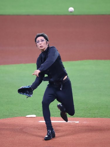 【画像】GACKTさん、始球式の投球フォームがとんでもないことになってしまう