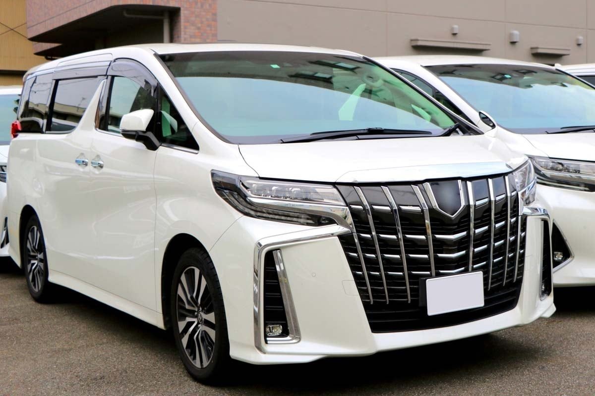 【くるま】「子どもがいる = ミニバン」はもう時代遅れ？ 資産3000万円層ですら崩れ始めた家族車の”定番像”