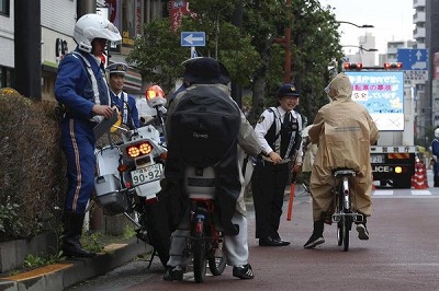【悲報】自転車、早速取り締まりされまくるwww