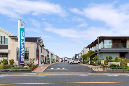 【悲報】ワイ（40）の仕事、住宅展示場でフランクフルトを焼き風船を膨らませるだけ