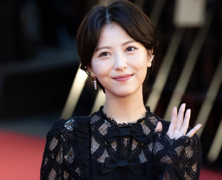 【画像】浜辺美波さん、マジで顔が小さすぎる