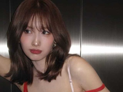 【画像】TWICE・モモさん、ドレスのズレ方がエッチすぎて炎上www