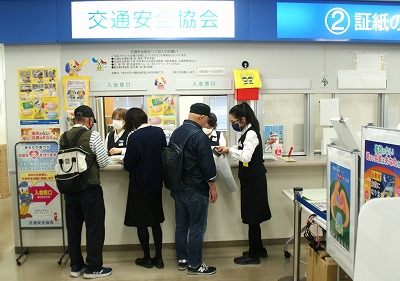 免許センター受付「交通安全協会にご協力お願いしま～すｗ」ワイ「(断るぞ断るぞ断るぞ…」