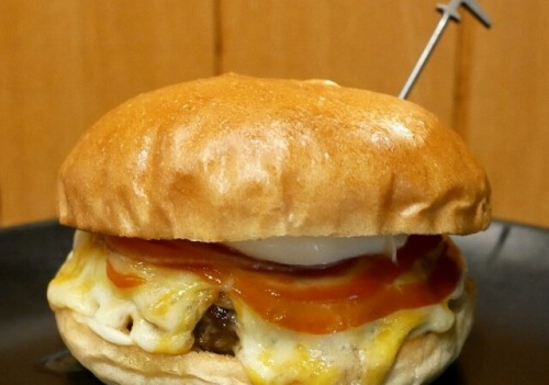 【悲報】グルメバーガー店「バーガーに刺してるピックが盗まれる！これを持って帰って良い物だと思うか？」