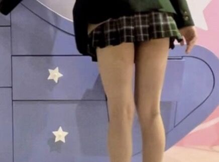 【朗報】最近の女子高生、丈が短すぎて女性器の始まりが見えそうになる