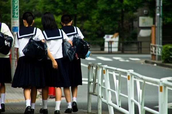 【画像あり】令和の学校、コ●ドームが配られるwww