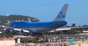 飛行機の離陸で人が吹き飛ぶビーチｗｗｗ