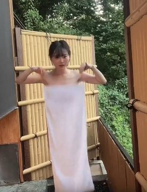【動画】デカ乳女子さん、温泉でタオルが落ちてびっくりwww
