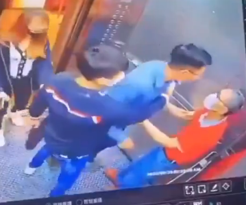 【動画】中国のDQN、エレベーターが肩にあたってお爺ちゃんを激詰めしてしまうｗｗｗ