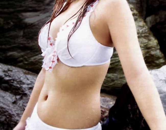 【画像】宇垣美里(32)、反則級の爆乳谷間を公開してしまうwww