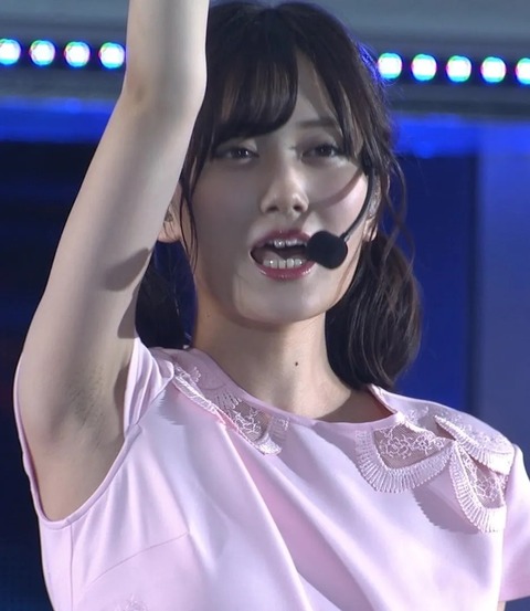 山下美月の『腋』が剃り残し・・・