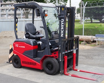 【悲報】フォークリフトの爪に孫を乗せて走っていたジジイ、案の定孫が落下して轢いてしまう…