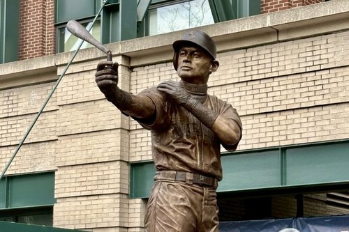 【悲報】イチローさんの銅像、除幕式で早速ぶっ壊れてしまう