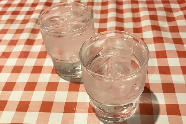 【画像あり】男「水ください」女「きもきもきもきもきもっっっっ！！！！」⇒