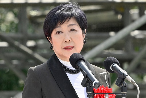 【画像】小池百合子さん、乳を丸出ししてエチエチ警報発令へwww