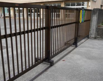 保護者「小学校の門はもっと早く開門して！朝７時とか！」