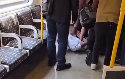 【動画】電車内でチ●ポを出した男、フルボッコにされてしまうwww
