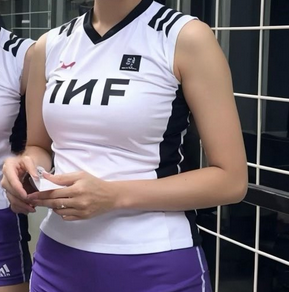 【画像】女子バレー部さん、とんでもないお乳を見せつけてしまう