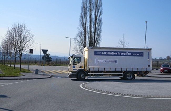 韓国人「日本が世界で初めて触れただけで大爆発する“反物質”をトラックで運ぶことに成功！世界唯一の『反物質工場』から運び出した理由とは？」