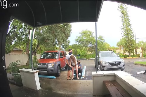 【衝撃】強者女性さん、自撮りしながら立ったまま出産してしまう