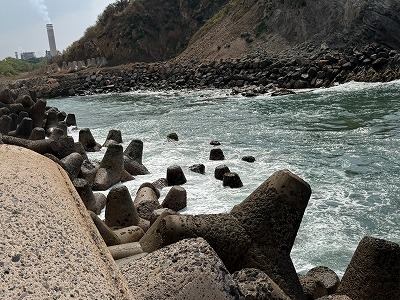 【画像】２児の母親「子供たちは元気にテトラポットで１時間も遊んでますｗ」
