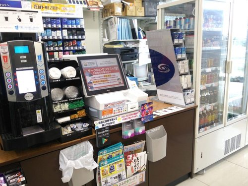 【悲報】タバコ300箱を段ボールごと万引きした女さん、取り返そうとした経営者を車で引きずり逃走してしまう