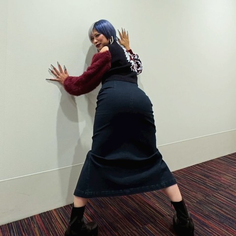 【画像】ぱーてぃーちゃん信子の立ちバック挿入待ちポーズ