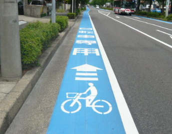 【動画】パトカーさん、さっそく新法案で自転車を追い越しできなくて渋滞を作るwww