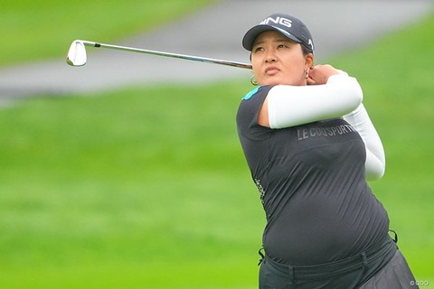 【画像】女子ゴルファーさん、デカ乳がユッサユッサ揺れてしまうwww