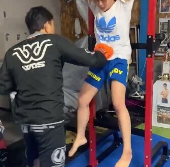 【悲報】腹筋を自慢していた格闘美少女、男に思い切り腹パンチされて盛大に嘔吐してしまうww