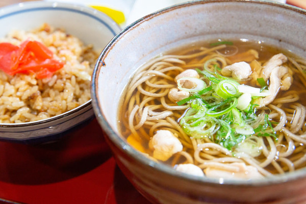 【画像あり】トラック運ちゃん御用達食堂のランチ、限界を超える･･･！！