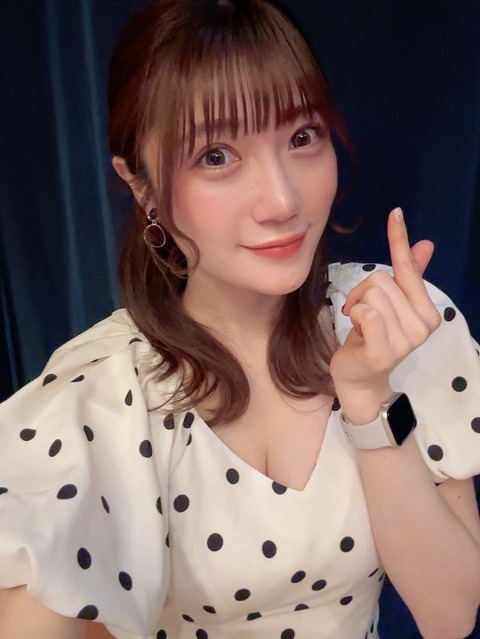 【画像】女性声優、さりげなく谷間をアピールwww