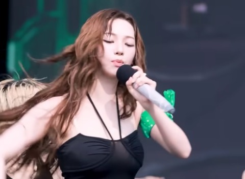 【動画】Kpopのaespaカリナさん、お乳を放り出してしまうwww