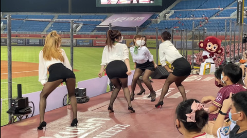 【画像】台湾チアさん、お尻を突き出しパ〇チラしてしまうwww