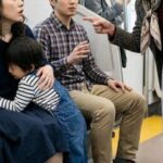 J(ヽ´ん`)し「なにこの子、気持ち悪い」 J( ヽ゜ん゜)し「優先席になんで元気そうなあんたたちが座ってんだ！日本は終わったな！」